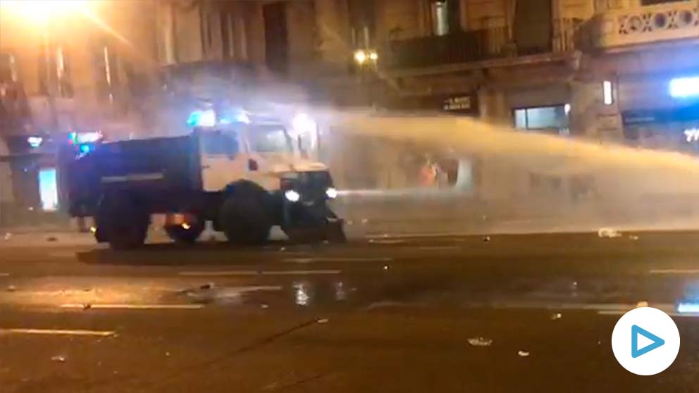 Los Mossos utilizan la tanqueta hídrica por primera vez: apagan las barricadas pero no dispersan a los violentos.