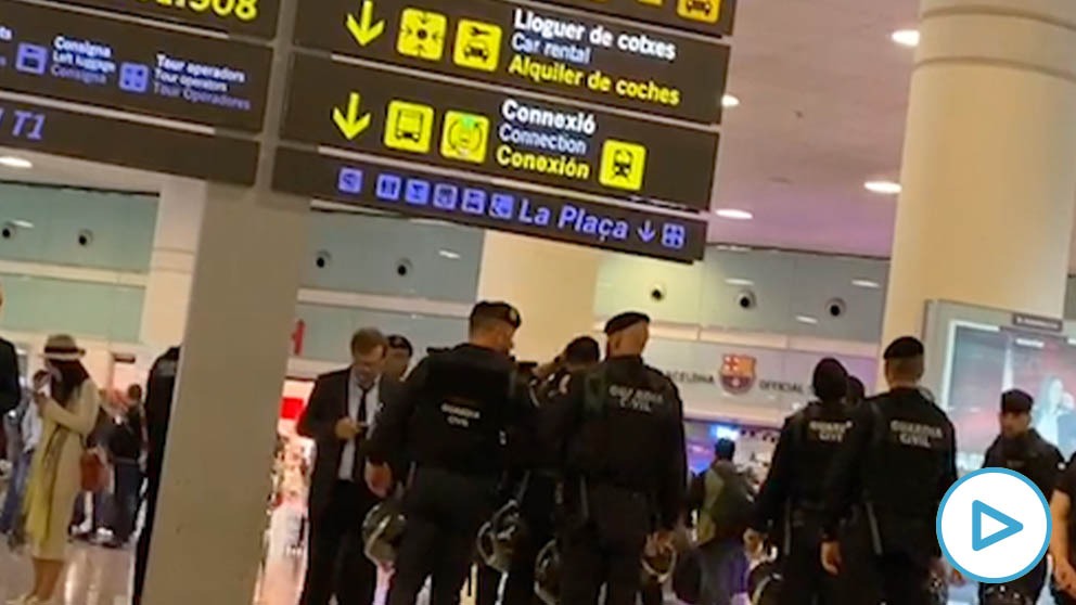 Agentes de los GRS de la Guardia Civil tomando posiciones en el aeropuerto de El Prat.