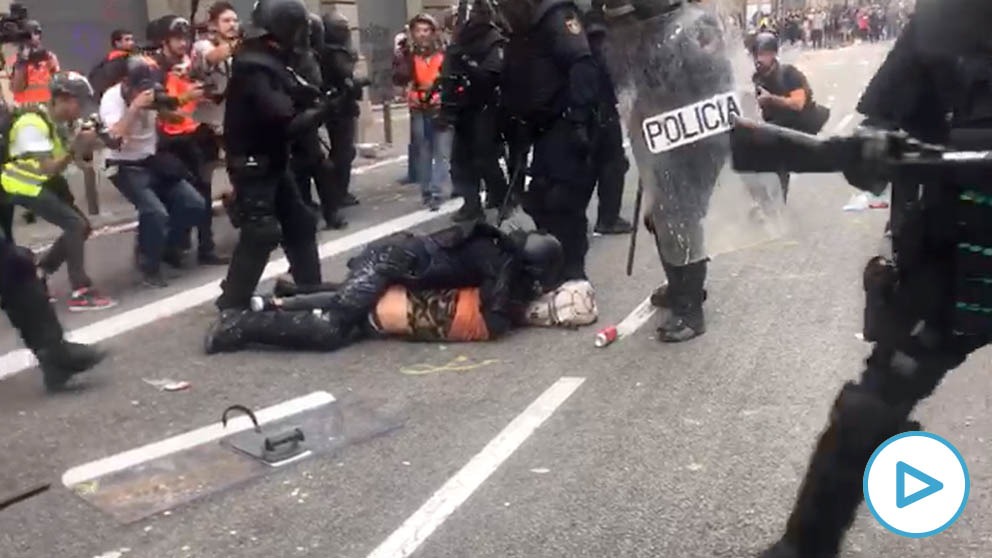 Antidisturbios de la Policía Nacional deteniendo a un CDR en Barcelona este viernes. (Imagen: Edu Moreno)