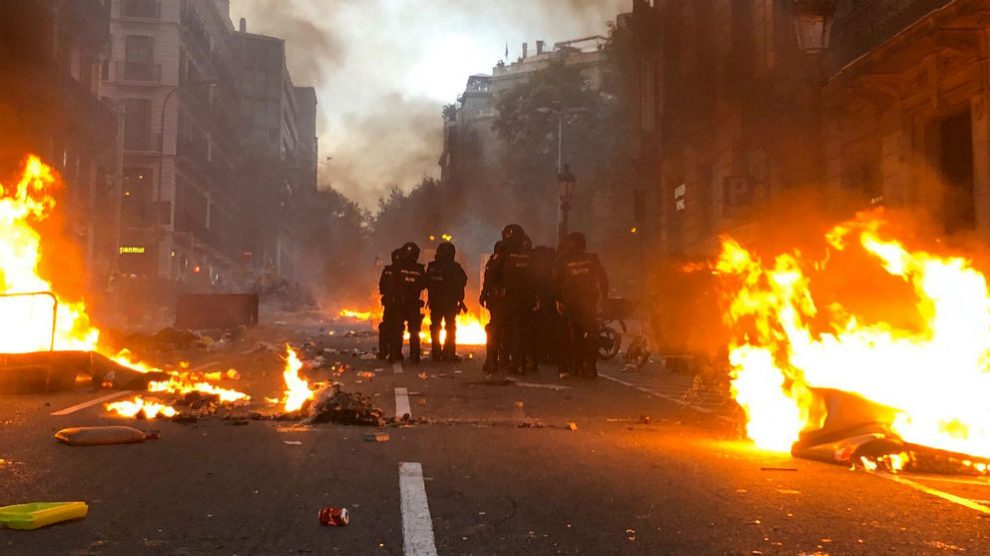 Antidisturbios de la Policía Nacional frente a los violentos CDR en Barcelona. (Foto: Alix Guereca)