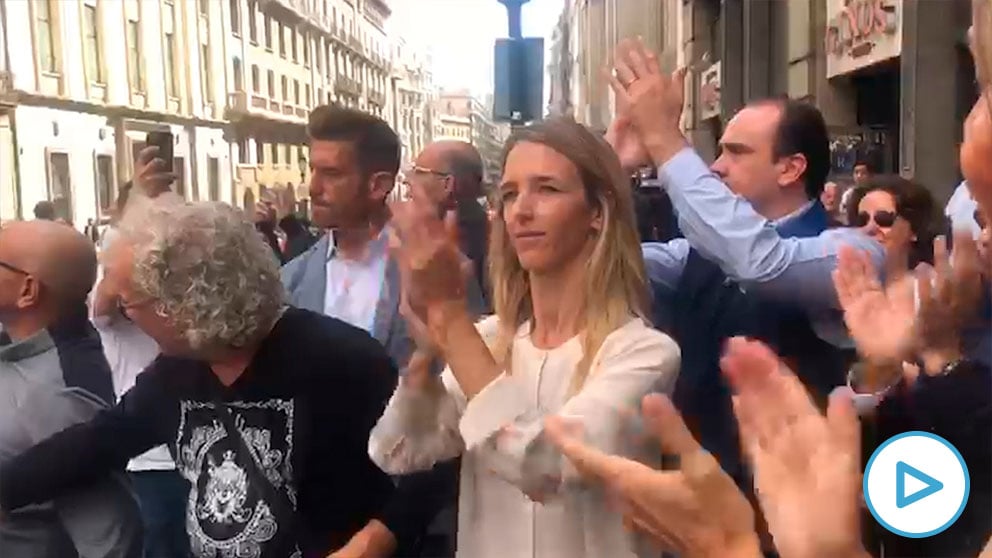 Cayetana Álvarez de Toledo frente a la Jefatura Superior de Policía de Barcelona
