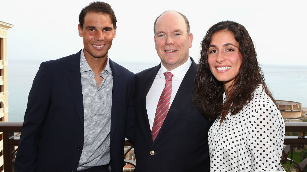 Rafa Nadal y Xisca Perelló, junto al príncipe Alberto de Mónaco. (AFP)