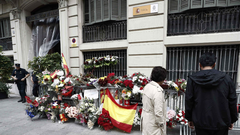 Flores y banderas de España en la Jefatura Superior de Policía de Barcelona. (Foto: EFE)