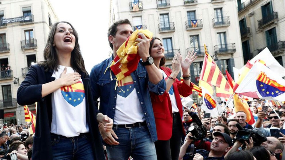 Arrimadas, Rivera y Roldán, durante un acto de la campaña electoral en Barcelona. (Foto: EFE)