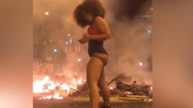 Facebook: Baila twerking como protesta en los disturbios de Barcelona