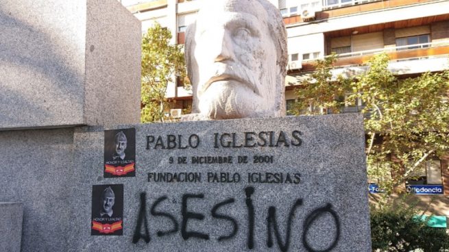 El busto de Pablo Iglesias con pintadas y carteles este lunes.