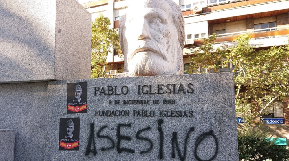 El busto de Pablo Iglesias con pintadas y carteles este lunes.