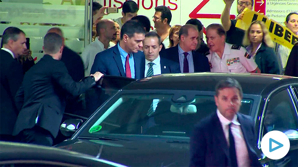 Sánchez abucheado a la salida del hospital en donde están los policías heridos.