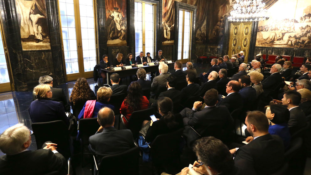 La alcaldesa de Barcelona, Ada Colau, reunida con los representantes consulares de unos cincuenta de países en el Ayuntamiento de Barcelona. Foto: EP