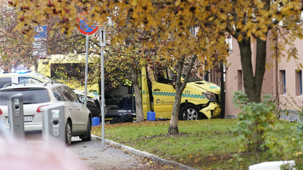 La ambulancia robada por un hombre en Oslo y con la que ha arrollado a varias personas intencionadamente según ha declarado la Policía noruega. Foto: AFP