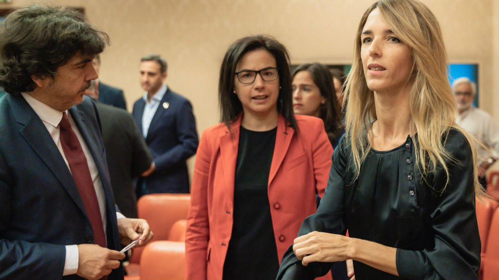 Cayetana Álvarez de Toledo junto a los también diputados del PP Ana Vázquez y Mario Garcés. (PP)