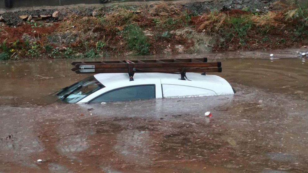 Un coche bajo el agua de un rio por la crecida que ha experimentado debido a las fuertes lluvias y el temporal que ha experimentado Cataluña. Foto: Twitter