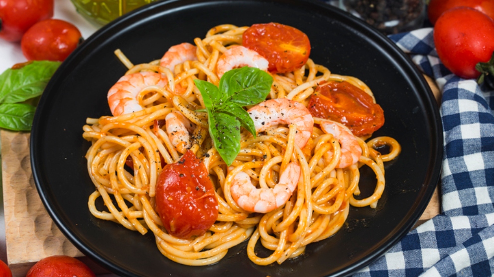 Espaguetis con oreja de cerdo y gambas