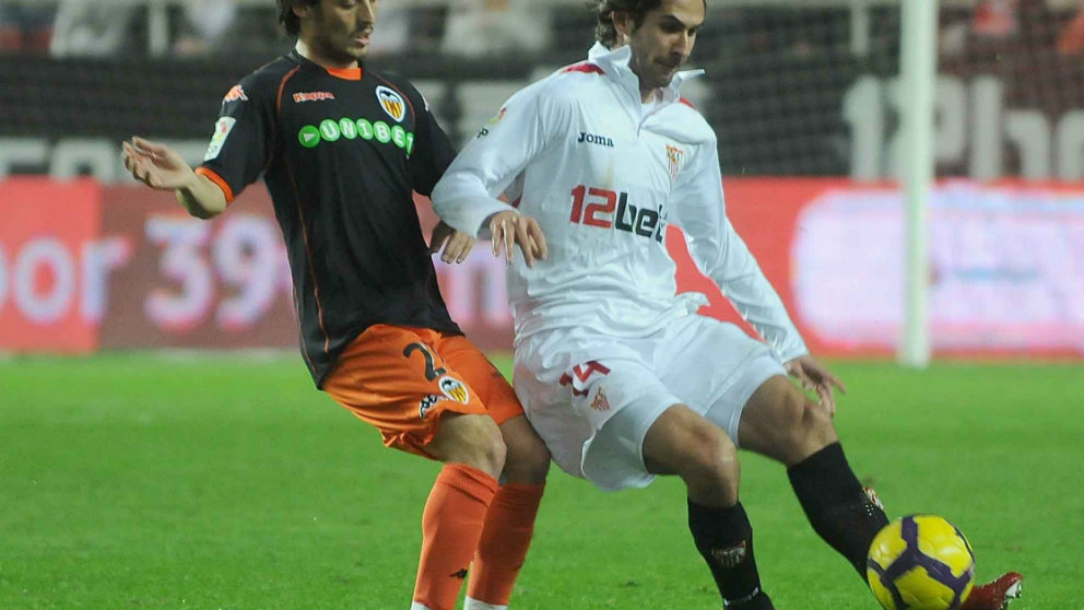 Julien Escudé con David Silva (Sevilla Fútbol Club)