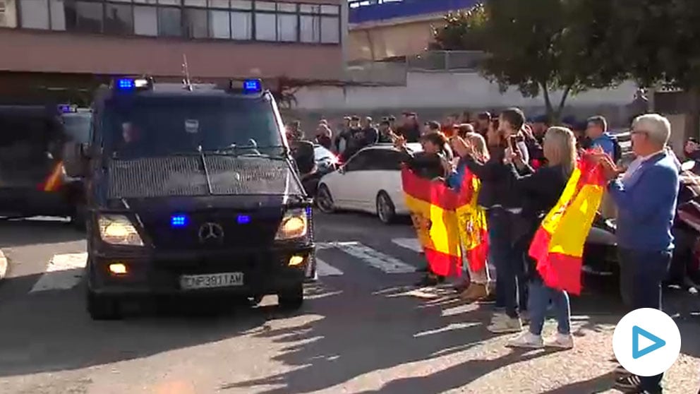 La Coruña recibe como héroes a los policías gallegos desplegados en Barcelona.