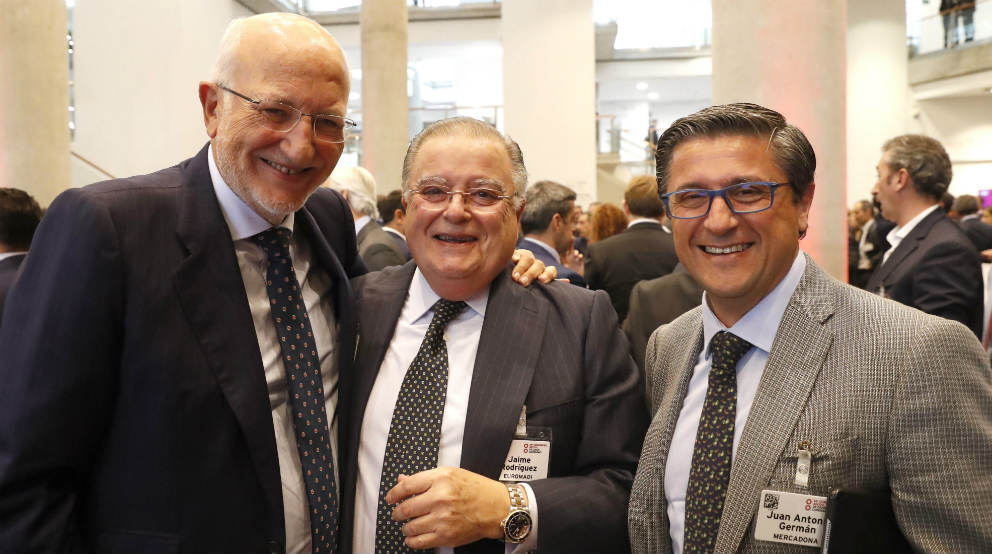 El presidente de Mercadona, Juan Roig Alfonso, junto a Jaime Rodríguez de EUROMADI, y Juan Antón Germán, de Mercadona (i a d), en un receso en el Congreso del Gran Consumo, organizado por la Asociación de Empresas Fabricantes y Distribuidores (Aecoc) de 2019