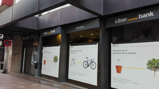 Liberbank no pide finalmente despedir a empleados pero sí recortar sueldos y movilidad geográfica
