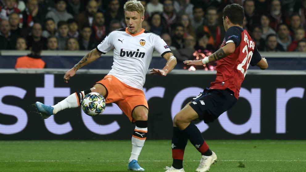 Wass controla un balón durante el Lille – Valencia.