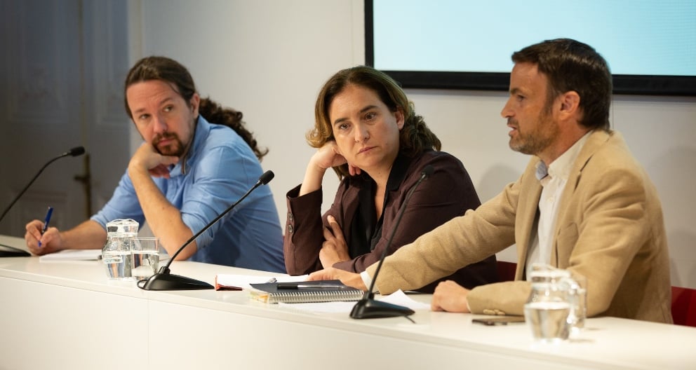 El secretario general de Podemos, Pablo Iglesias; la alcaldesa de Barcelona, Ada Colau; y el portavoz de En Comú Podem en el Congreso de los Diputados, Jaume Asens