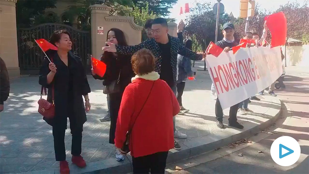 Enfrentamiento dialéctico entre chinos e independentistas catalanes en Barcelona.