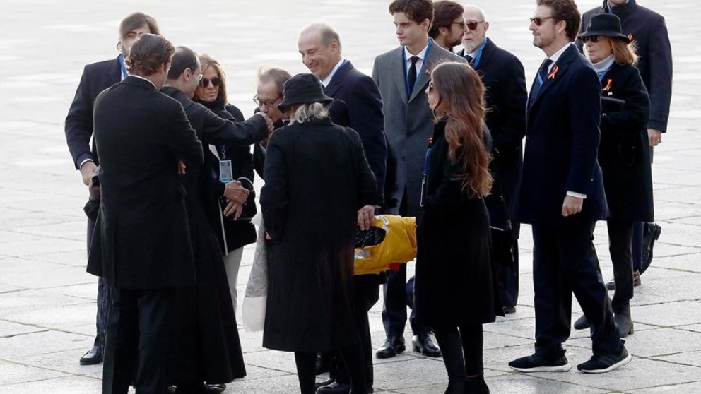 Familiares de Franco saludando al prior del Valle de los Caídos antes de la exhumación.