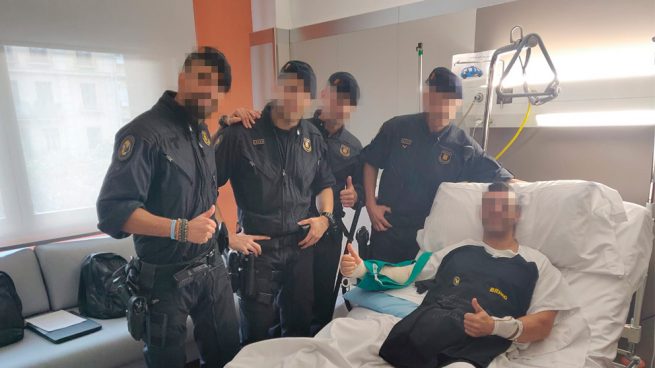 Agentes de los Mossos desafían a Torra y visitan a los policías heridos en Barcelona Foto-policias-655x368