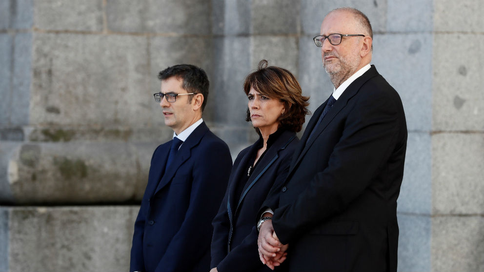 La ministra Delgado y dos altos cargos de Presidencia, durante el traslado de los restos de Franco. (Foto: EFE)