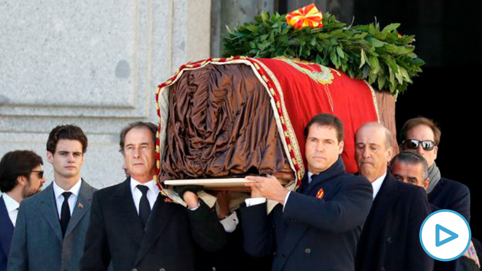 Los familiares de Franco, José Cristobal y Luis Alfonso de Borbón Martínez-Bordiú encabezan la comitiva familiar que porta el féretro con los restos mortales del dictador