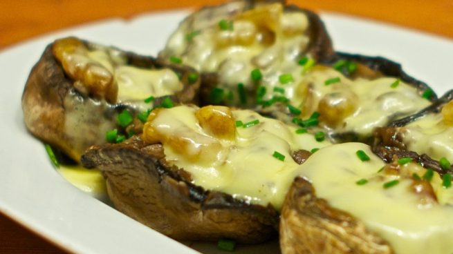 Champiñones al cava con salsa roquefort