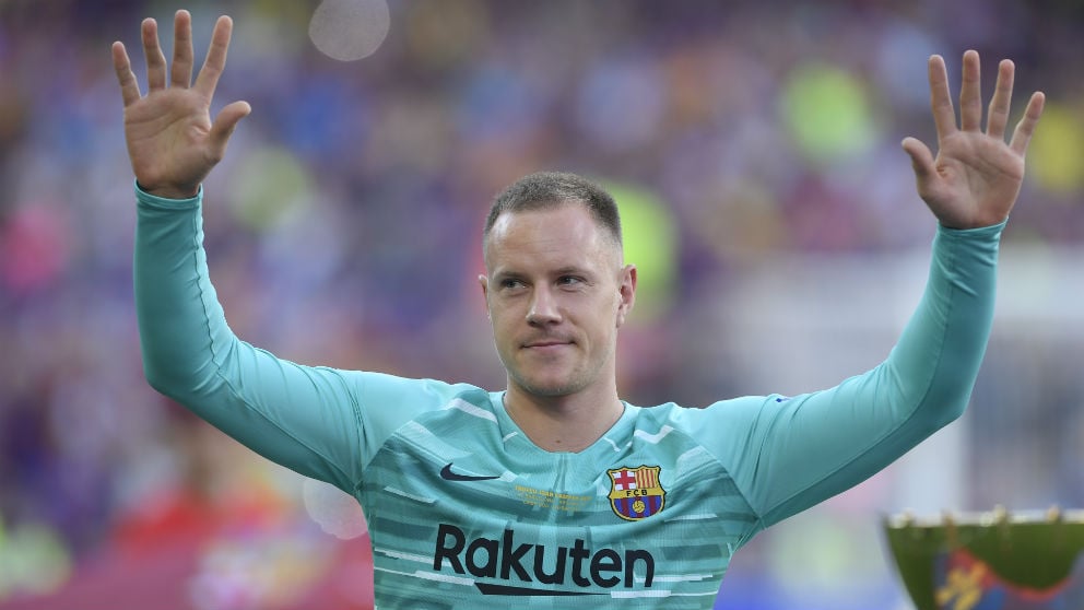 Ter Stegen saluda a la afición del Barcelona. (AFP)