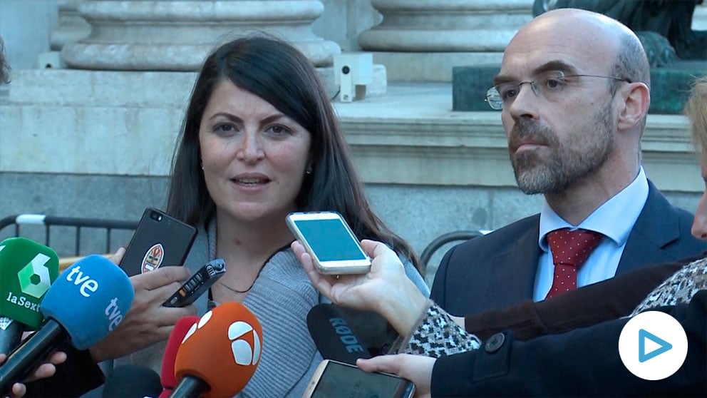 Macarena Olona y Jorge Buxadé, parlamentarios de Vox, en la puerta del Congreso de los Diputados. (Imagen: Ignacio Moreira)