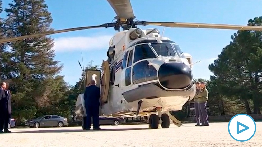 Los pilotos del helicóptero, al margen de la maniobra de carga.