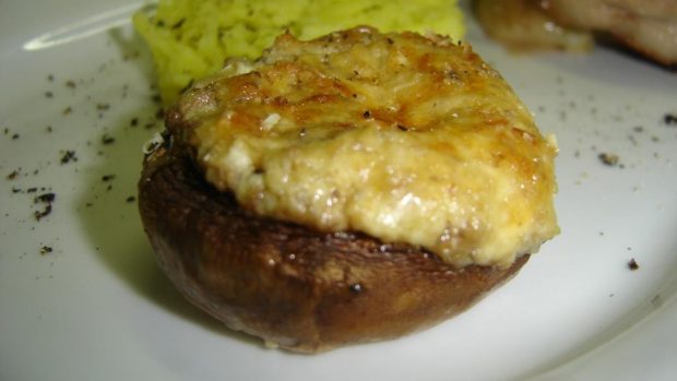 Champiñones rellenos de pollo y queso