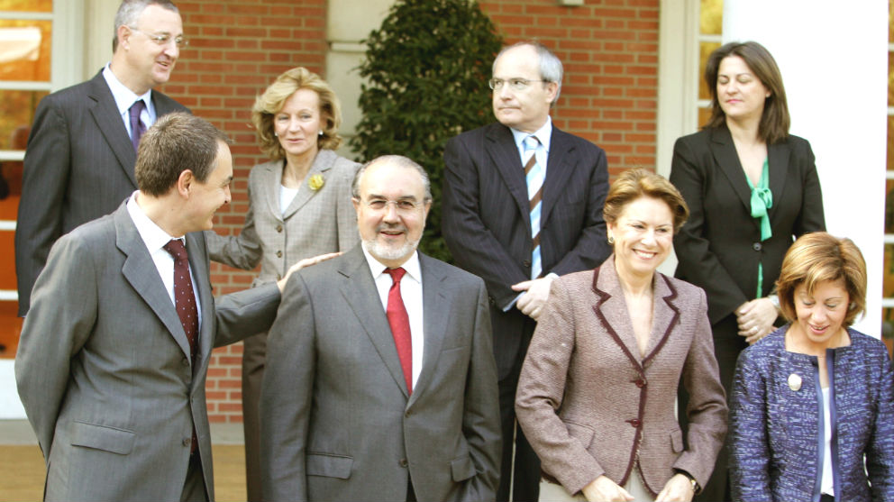 Zapatero con varios de sus ministros en abril de 2006. A la derecha, la entonces titular de Agricultura, Elena Espinosa (Foto: EFE).