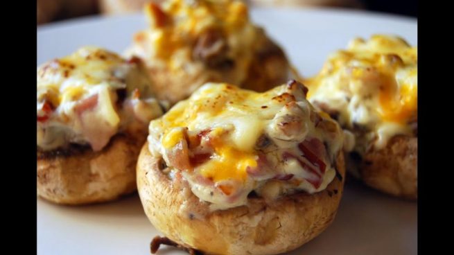 Champiñones rellenos de queso de cabra en salsa de brócoli