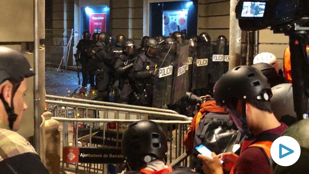 Policías ante la Jefatura Superior en Barcelona.