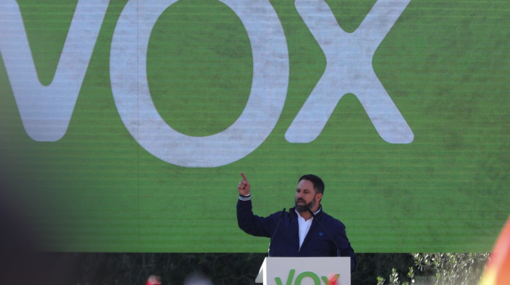 Santiago Abascal en la Plaza de Colón este sábado con 20.000 simpatizantes de Vox. (Foto. EFE)