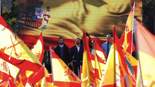 santiago-abascal-y-la-cupula-de-vox-en-la-plaza-de-colon.-foto.-efe-655x368.jpg