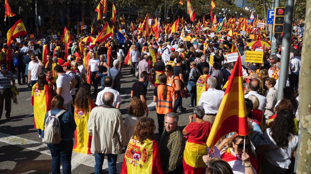 Aluvión de apoyos a los policías nacionales en Barcelona: flores, banderas e incluso golosinas