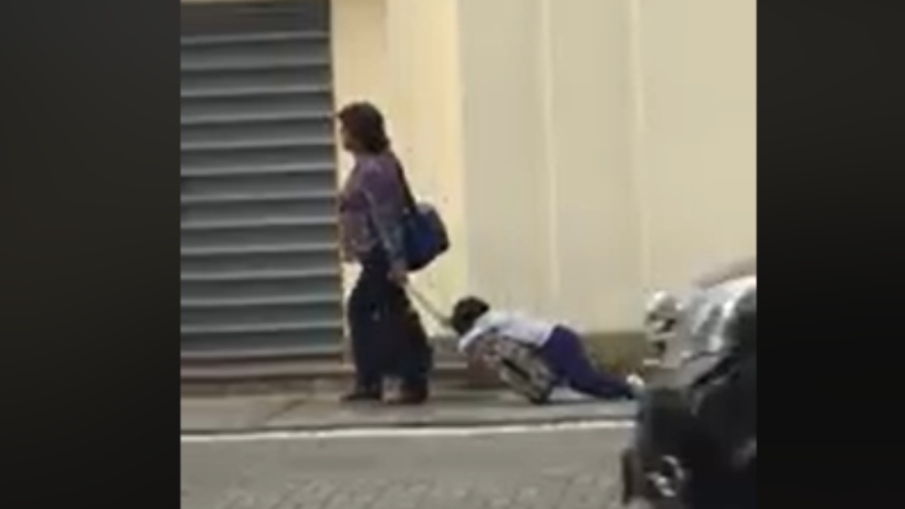 Facebook: Una madre arrastra hasta el colegio a su hijo encima de la mochila