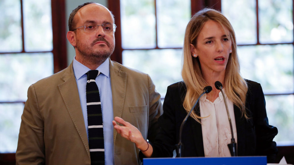 Cayetana Álvarez de Toledo con el presidente del PP catalán, Alejandro Fernández