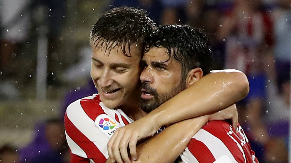 Ivan Saponjic abraza a Diego Costa (AFP)