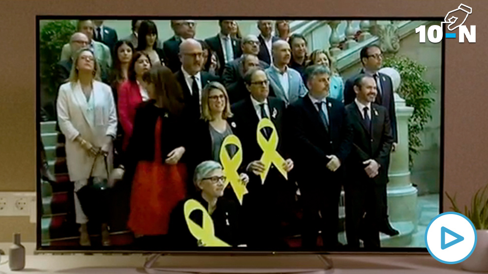 Vídeo electoral de Ciudadanos con una imagen de Torra y Artadi portando lazos amarillos gigantes.