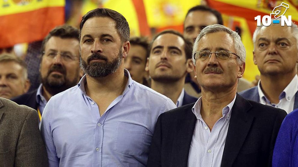 El presidente de Vox, Santiago Abascal (i), junto a José Antonio Ortega Lara al finalizar el acto público de Vox celebrado este domingo en el Palacio de Deportes de Granada, en el que ha participado su presidente, Santiago Abascal. Foto: EFE