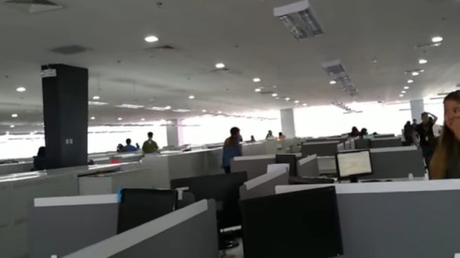 Facebook: El caos se apodera de la oficina en medio de un terremoto
