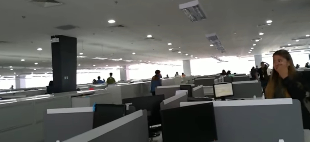 Facebook: El caos se apodera de la oficina en medio de un terremoto