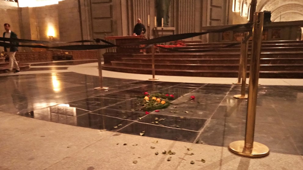 El lugar donde se hallaba la tumba del dictador Francisco Franco en el Valle de los Caídos, ahora tapada con baldosa negra y decorada con flores rojas y amarillas. Foto: EP