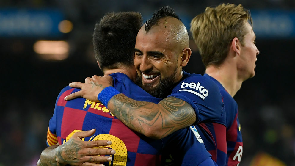 Arturo Vidal y Messi celebran un gol al Valladolid. (AFP)