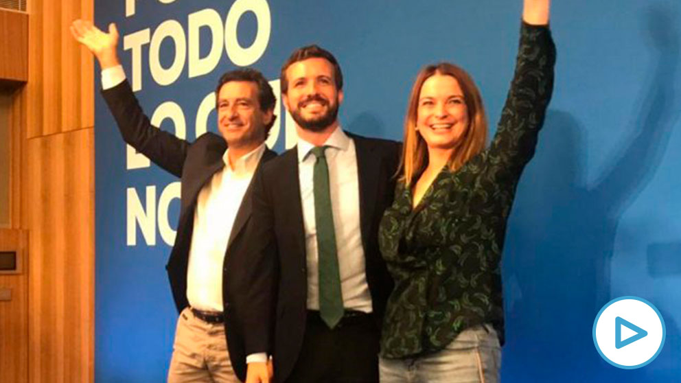 El candidato del PP al Gobierno, Pablo Casado, con el líder del PP balear, Biel Company, y la candidata al Congreso, Marga Prohens, en rueda de prensa. Foto: EP
