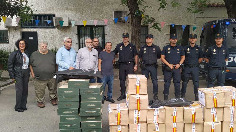 Agentes de la UIP donando alimentos en Barcelona.